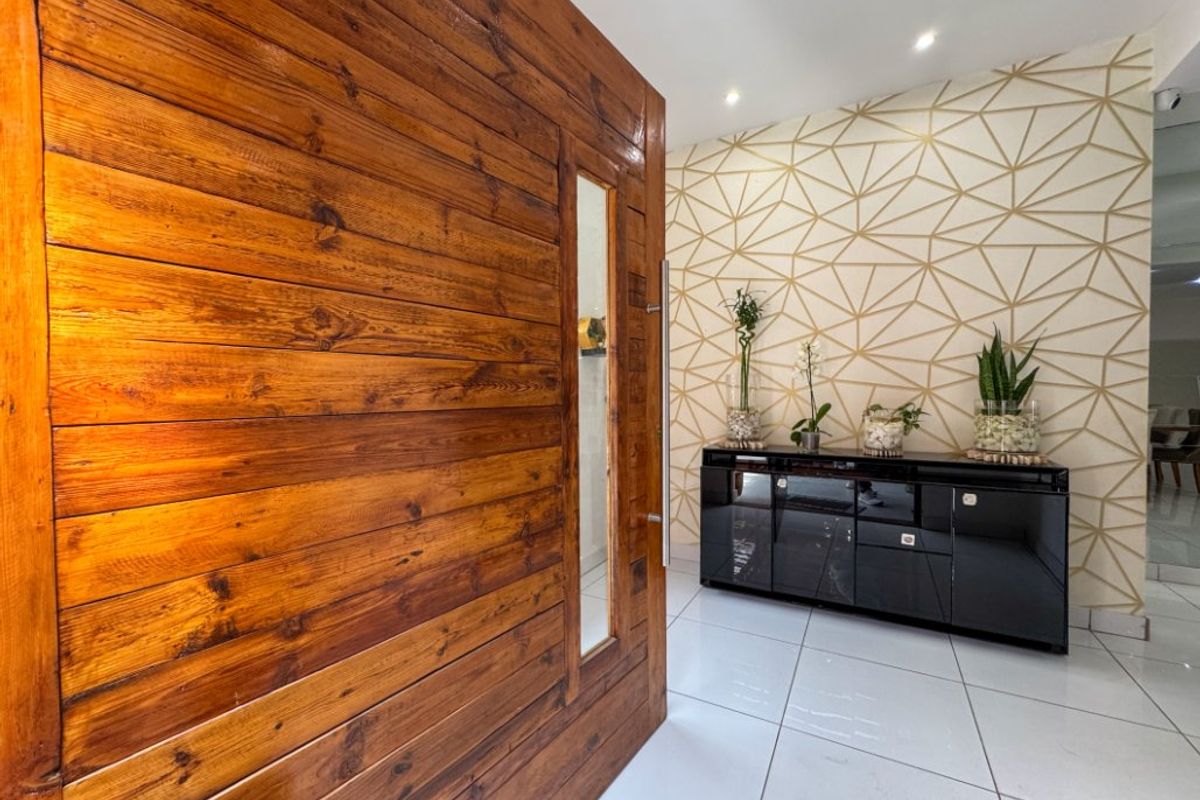 Spacious 8-Bedroom Family Home with Modern Features - Photo 5