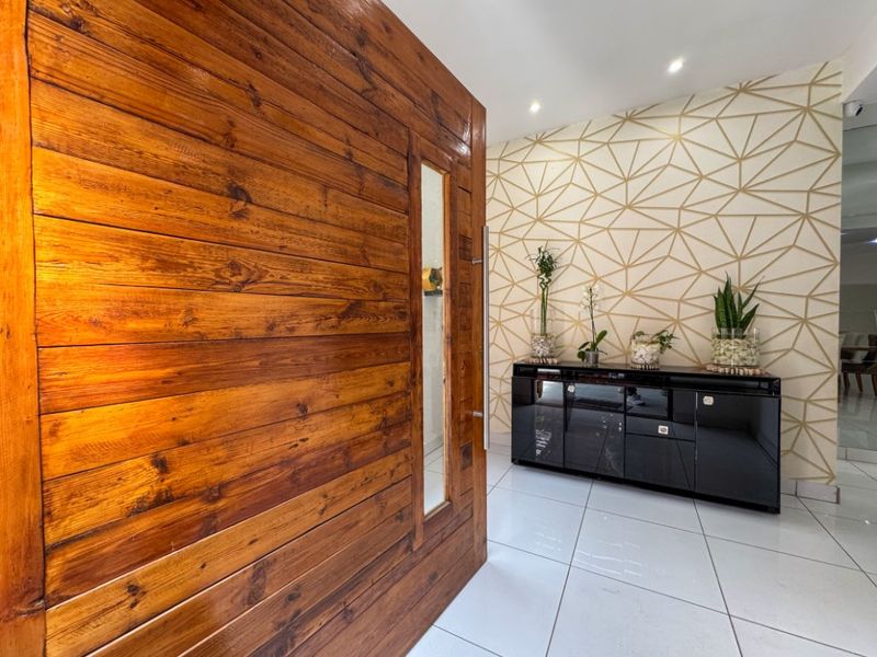 Spacious 8-Bedroom Family Home with Modern Features - Photo 5