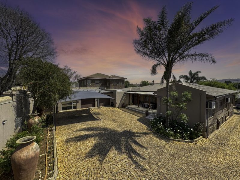 Spacious 8-Bedroom Family Home with Modern Features - Photo 6