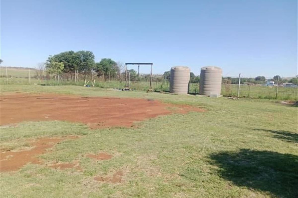 Modern Family Home Description - Photo 2