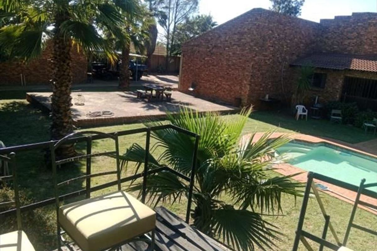 Modern Family Home Description - Photo 3