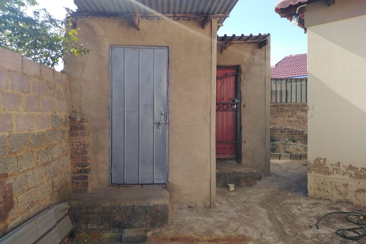 Spacious 3 Bedroom Home in Kagiso - Photo 4