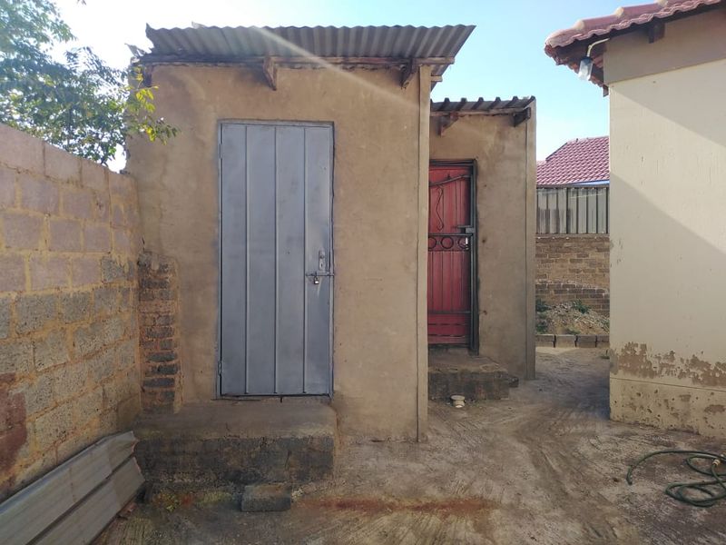 Spacious 3 Bedroom Home in Kagiso - Photo 4