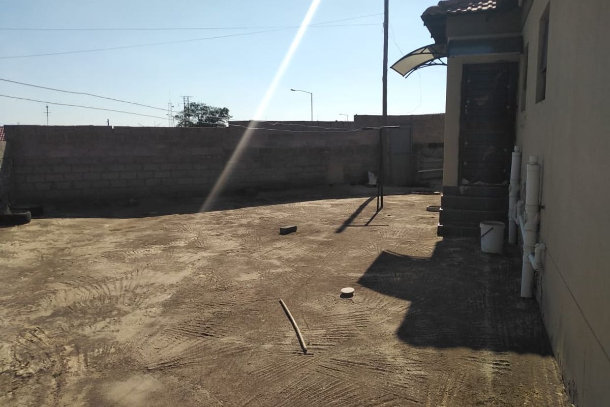 Spacious 3 Bedroom Home in Kagiso - Photo 2
