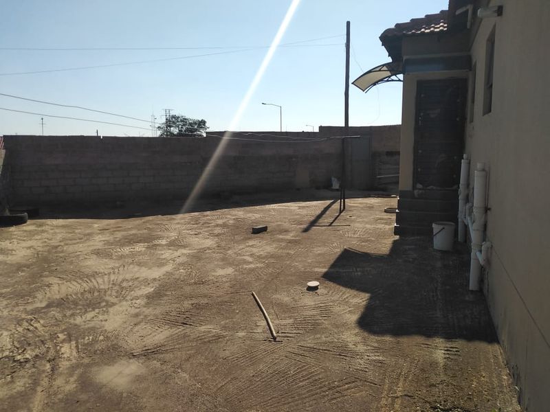 Spacious 3 Bedroom Home in Kagiso - Photo 2