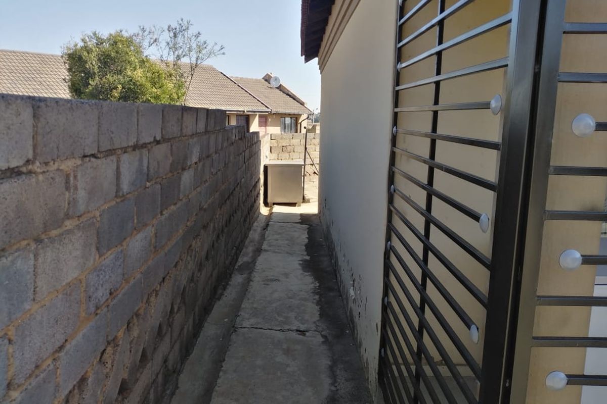 Spacious 3 Bedroom Home in Kagiso - Photo 3