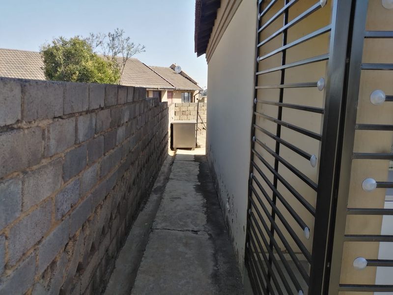 Spacious 3 Bedroom Home in Kagiso - Photo 3