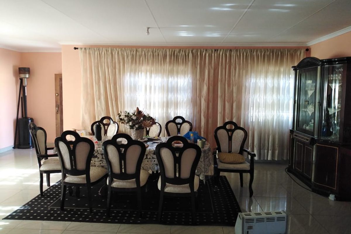 Spacious 3 Bedroom Home in Kagiso - Photo 5