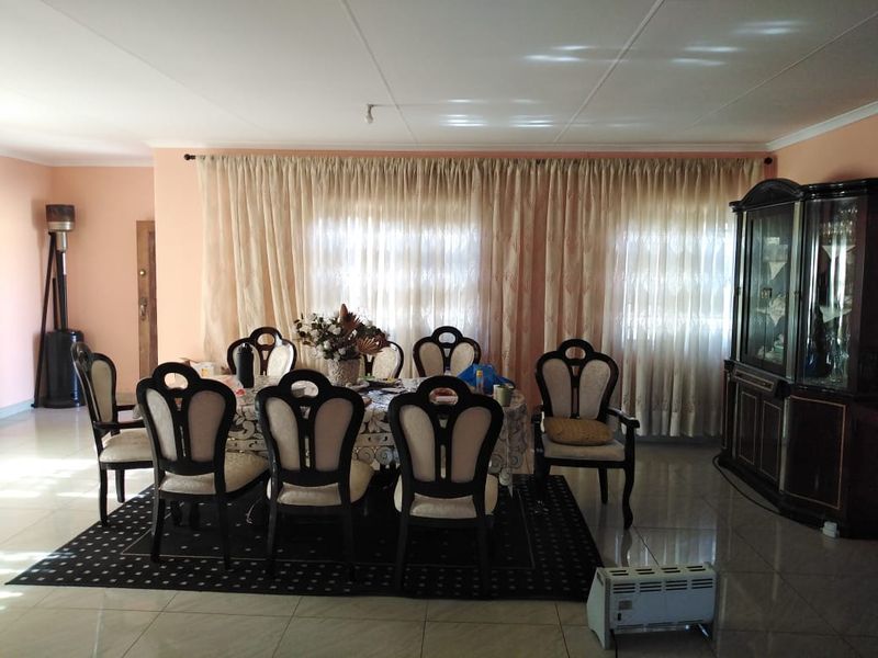 Spacious 3 Bedroom Home in Kagiso - Photo 5