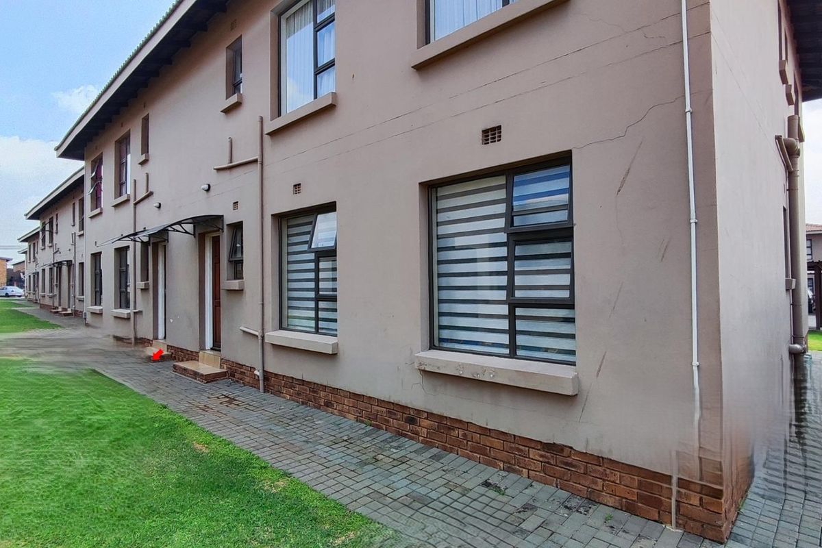 3 bedroom townhouse for sale in Albertsdal - R850 000 - Photo 3