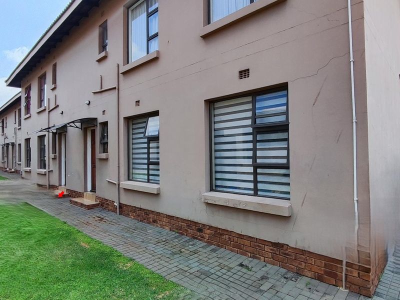3 bedroom townhouse for sale in Albertsdal - R850 000 - Photo 3