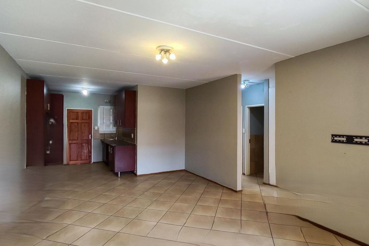 3 bedroom townhouse for sale in Albertsdal - R850 000 - Photo 5
