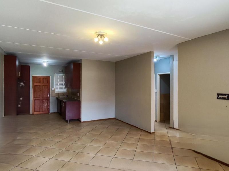 3 bedroom townhouse for sale in Albertsdal - R850 000 - Photo 5