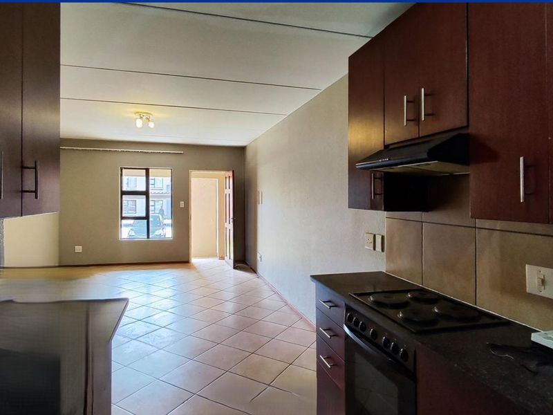 3 bedroom townhouse for sale in Albertsdal - R850 000 - Photo 8
