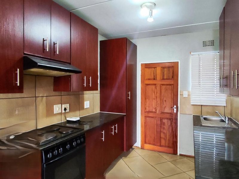 3 bedroom townhouse for sale in Albertsdal - R850 000 - Photo 7