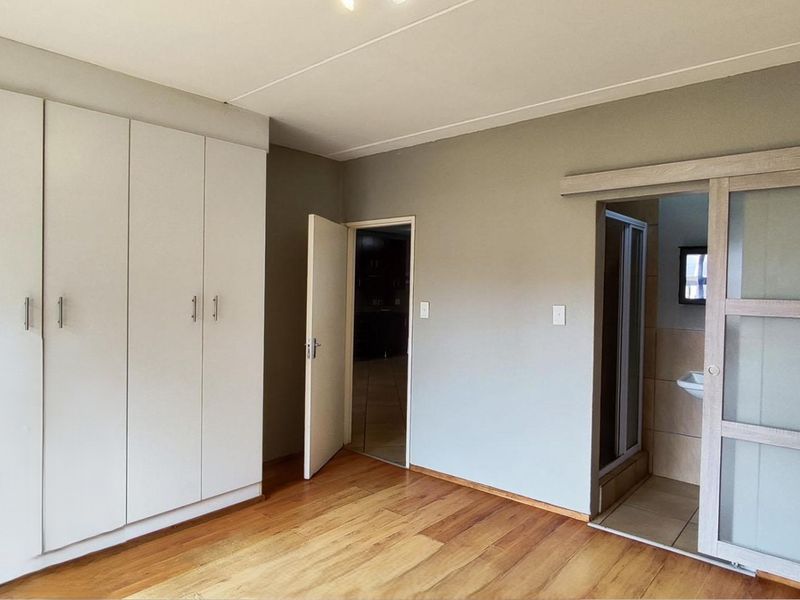 3 bedroom townhouse for sale in Albertsdal - R850 000 - Photo 9