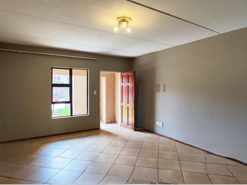 3 bedroom townhouse for sale in Albertsdal - R850 000 - Photo 6