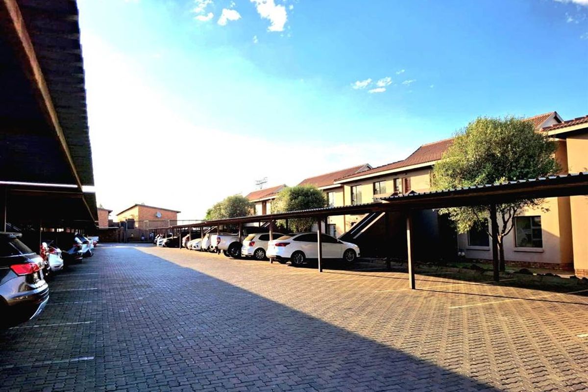 3 bedroom townhouse for sale in Albertsdal - R850 000 - Photo 4