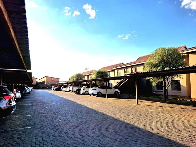 3 bedroom townhouse for sale in Albertsdal - R850 000 - Photo 4