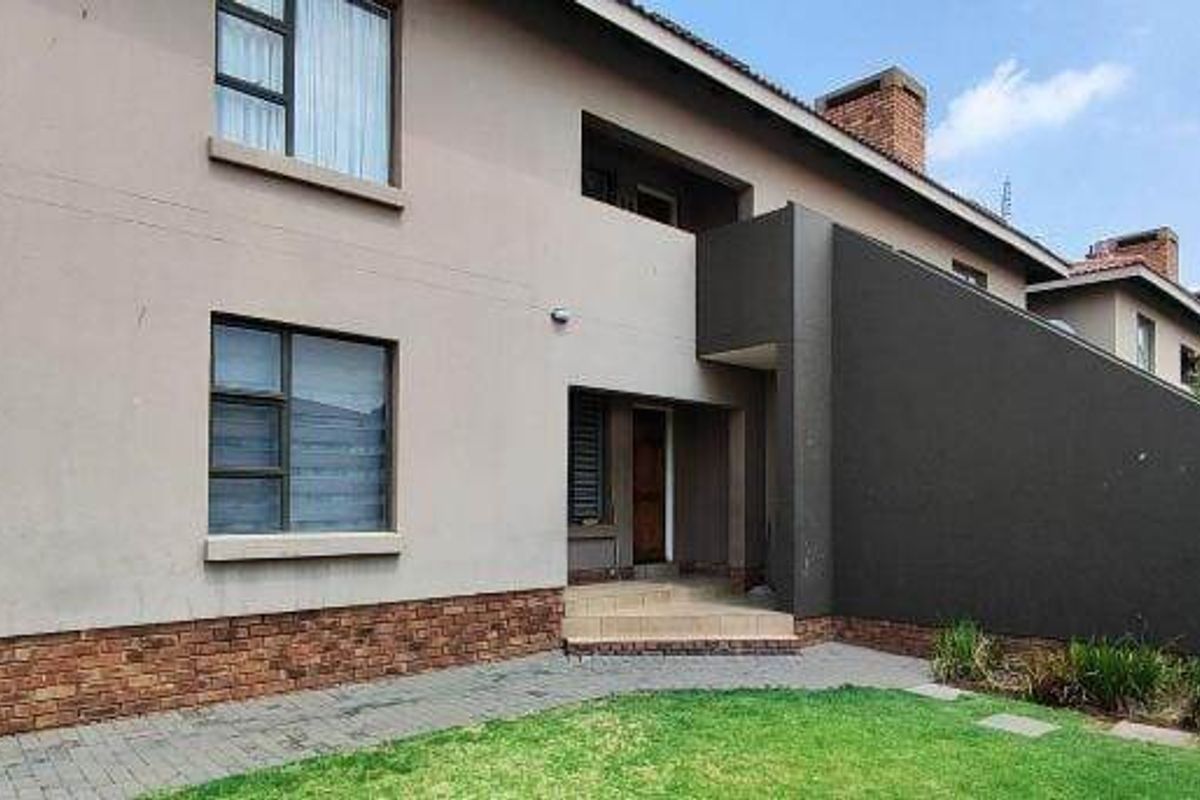 3 bedroom townhouse for sale in Albertsdal - R850 000 - Photo 2