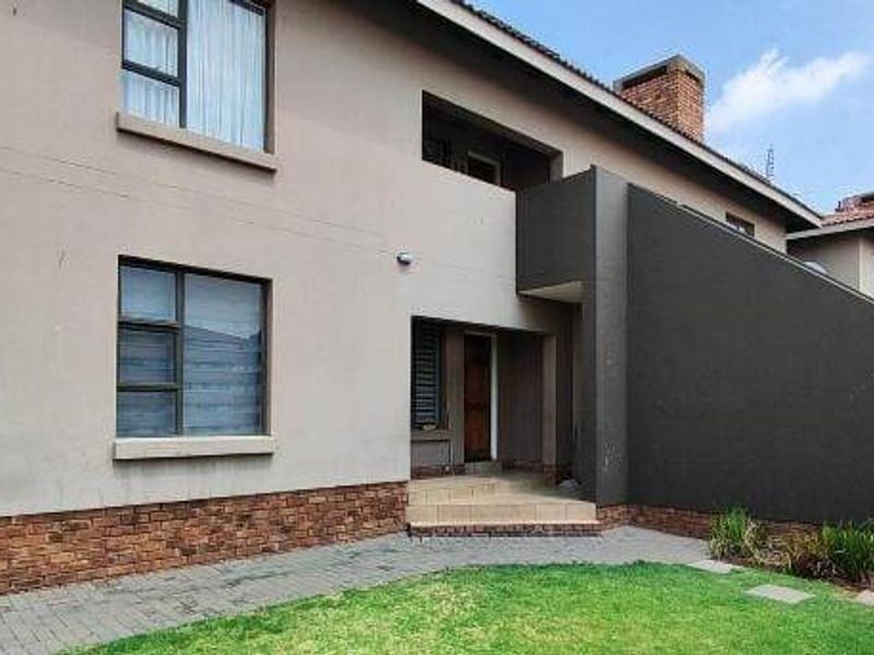 3 bedroom townhouse for sale in Albertsdal - R850 000 - Photo 2