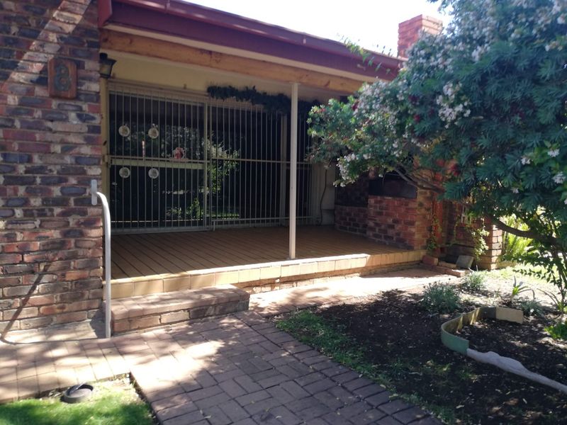 Secure 2-Bedroom Unit in a Neat Retirement Village - Photo 3