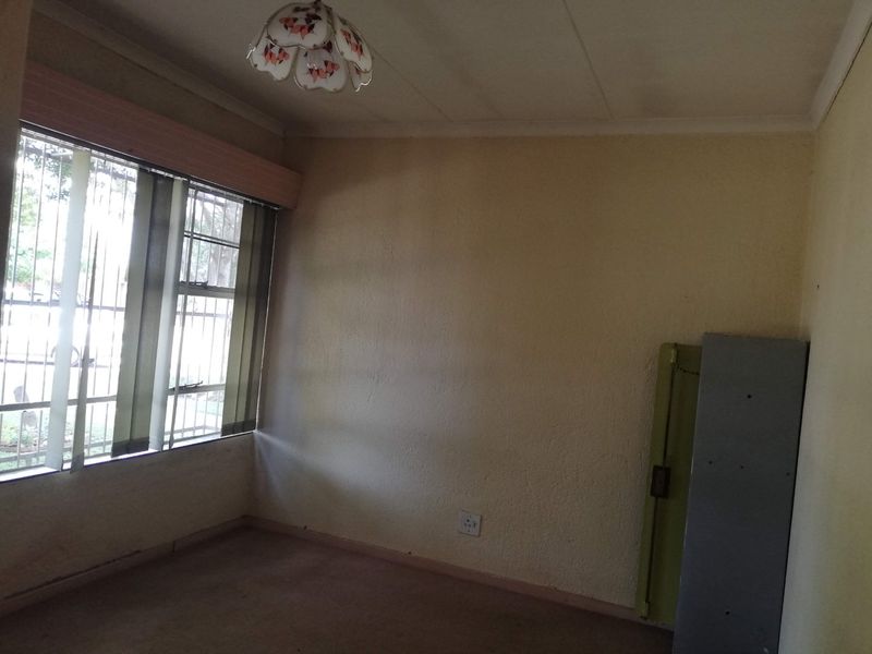 Secure 2-Bedroom Unit in a Neat Retirement Village - Photo 8