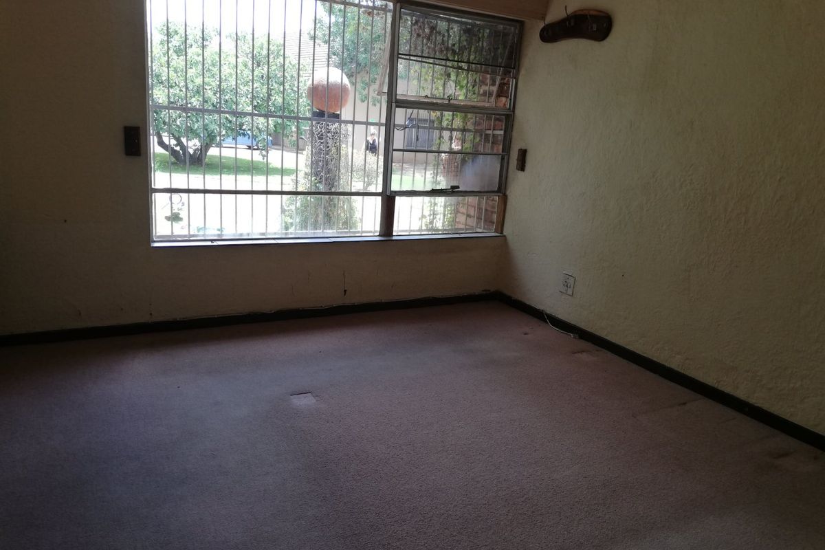 Secure 2-Bedroom Unit in a Neat Retirement Village - Photo 2