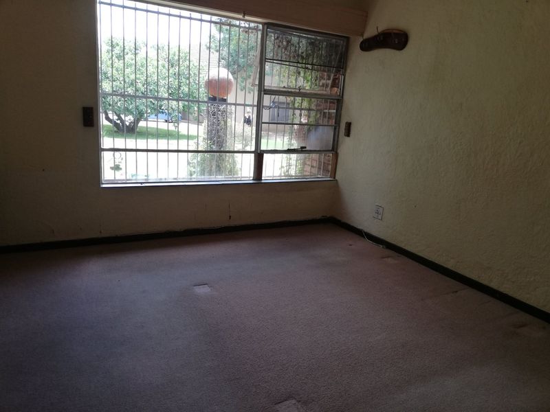 Secure 2-Bedroom Unit in a Neat Retirement Village - Photo 2