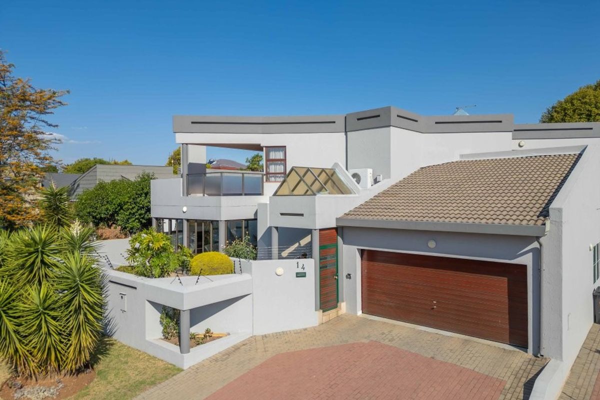 Charming 4-Bedroom Family Home with Modern Kitchen and Covered Entertainment Area - Photo 2