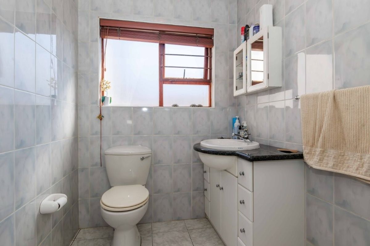 Charming 4-Bedroom Family Home with Modern Kitchen and Covered Entertainment Area - Photo 5