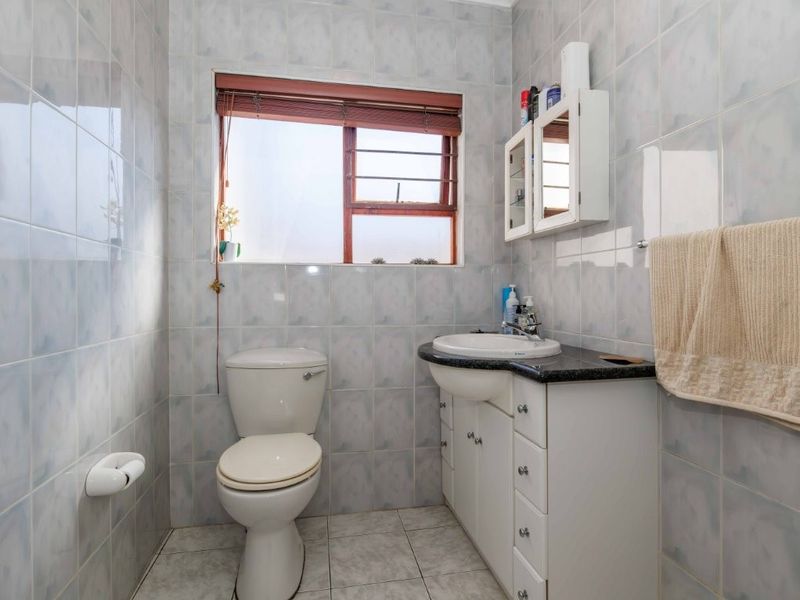 Charming 4-Bedroom Family Home with Modern Kitchen and Covered Entertainment Area - Photo 5