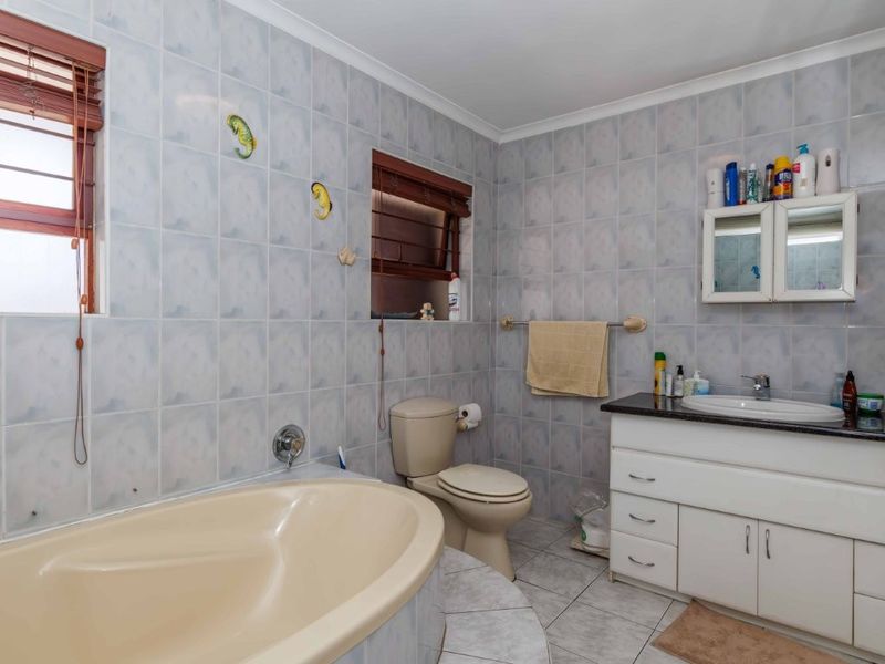 Charming 4-Bedroom Family Home with Modern Kitchen and Covered Entertainment Area - Photo 10