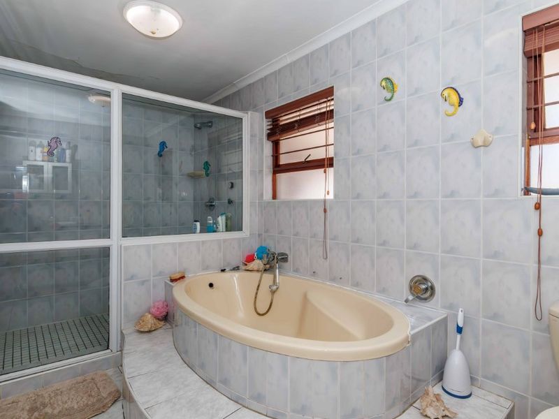 Charming 4-Bedroom Family Home with Modern Kitchen and Covered Entertainment Area - Photo 9