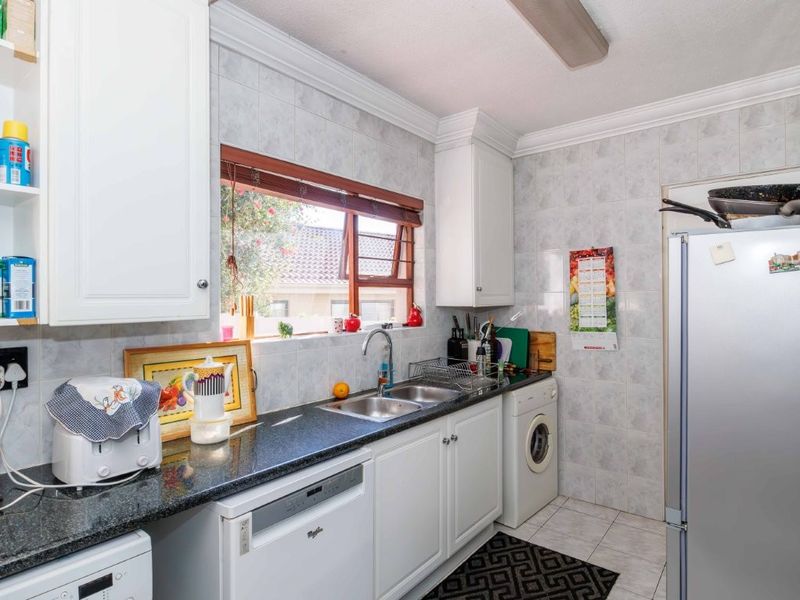 Charming 4-Bedroom Family Home with Modern Kitchen and Covered Entertainment Area - Photo 8