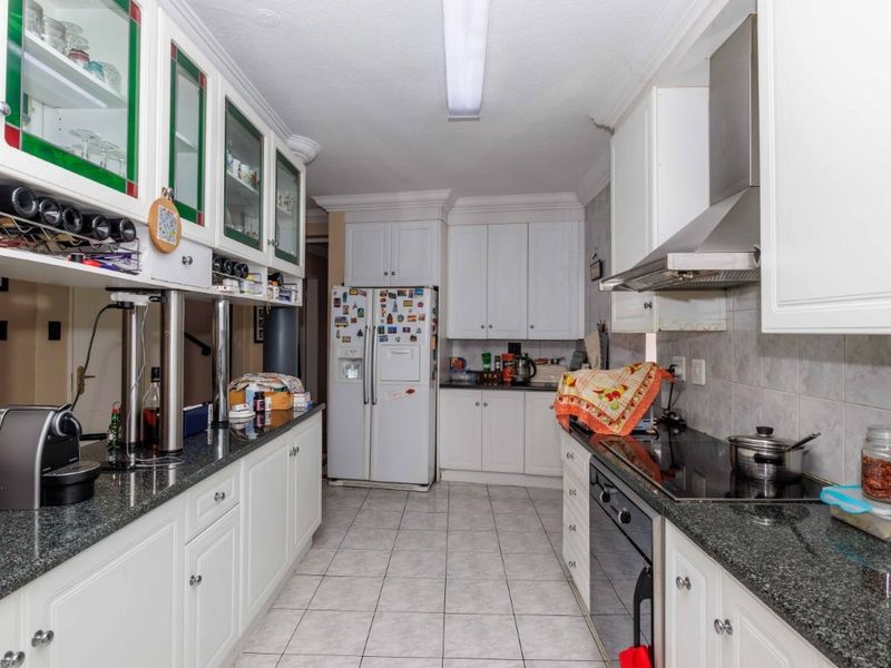 Charming 4-Bedroom Family Home with Modern Kitchen and Covered Entertainment Area - Photo 7