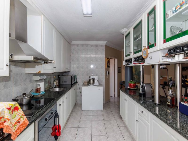 Charming 4-Bedroom Family Home with Modern Kitchen and Covered Entertainment Area - Photo 6