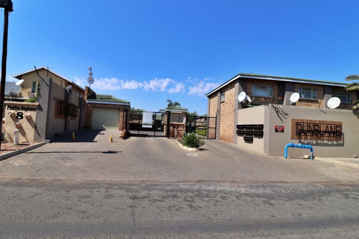 Modern 2-Bedroom Duplex in Secure Complex - Photo 5