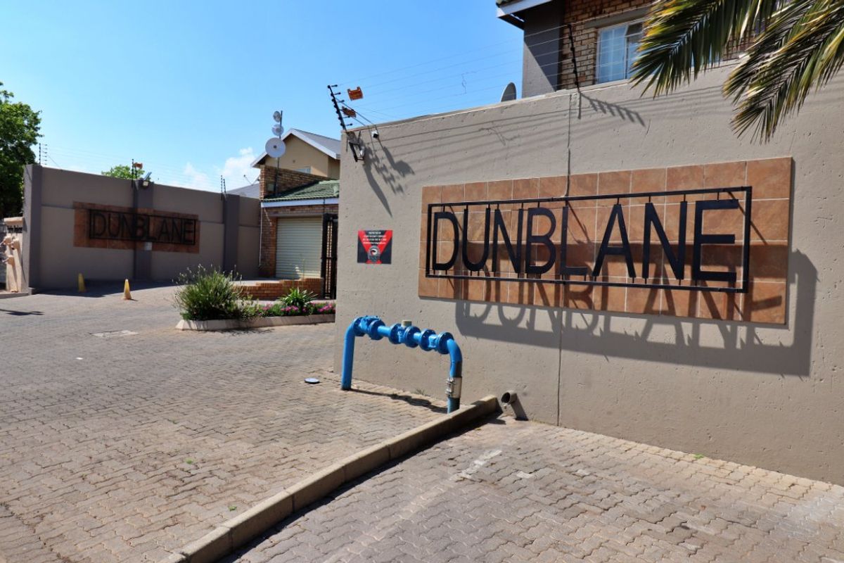 Modern 2-Bedroom Duplex in Secure Complex - Photo 2