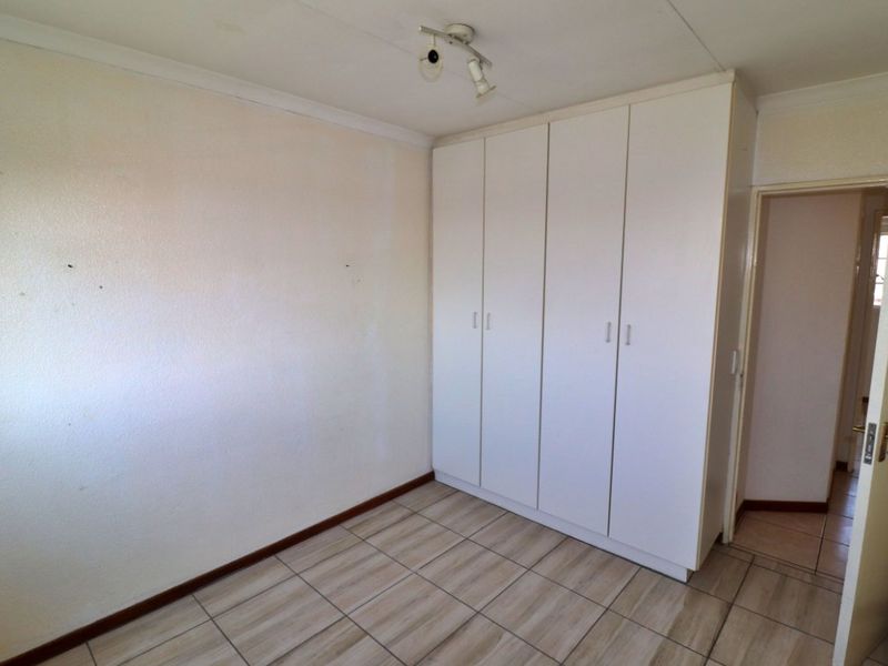 Modern 2-Bedroom Duplex in Secure Complex - Photo 8