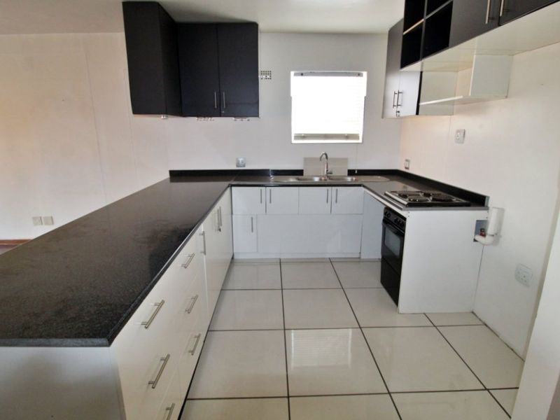 Stylish 1-Bedroom Flat with Modern Finishes - Photo 3