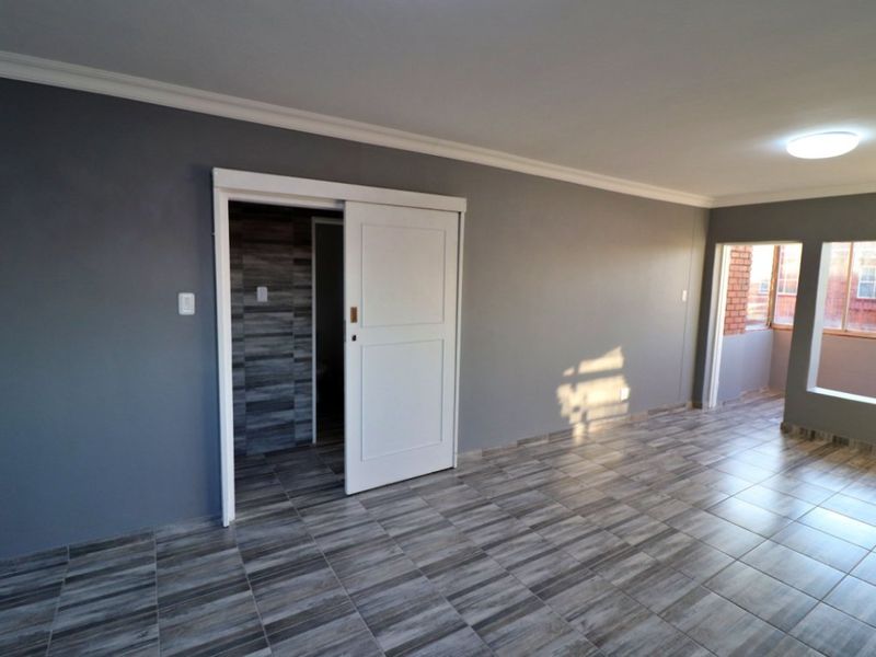 Modern 2-Bedroom Flat in Secure Complex - Photo 10