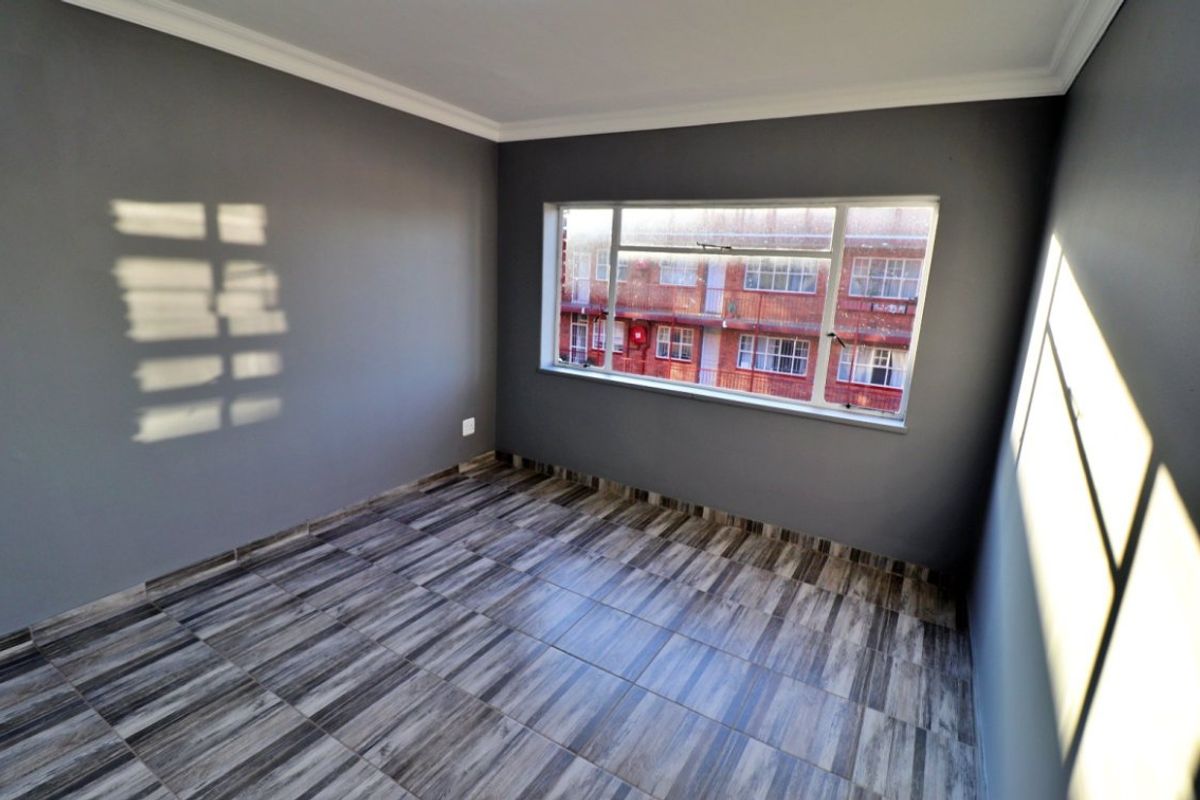 Modern 2-Bedroom Flat in Secure Complex - Photo 4