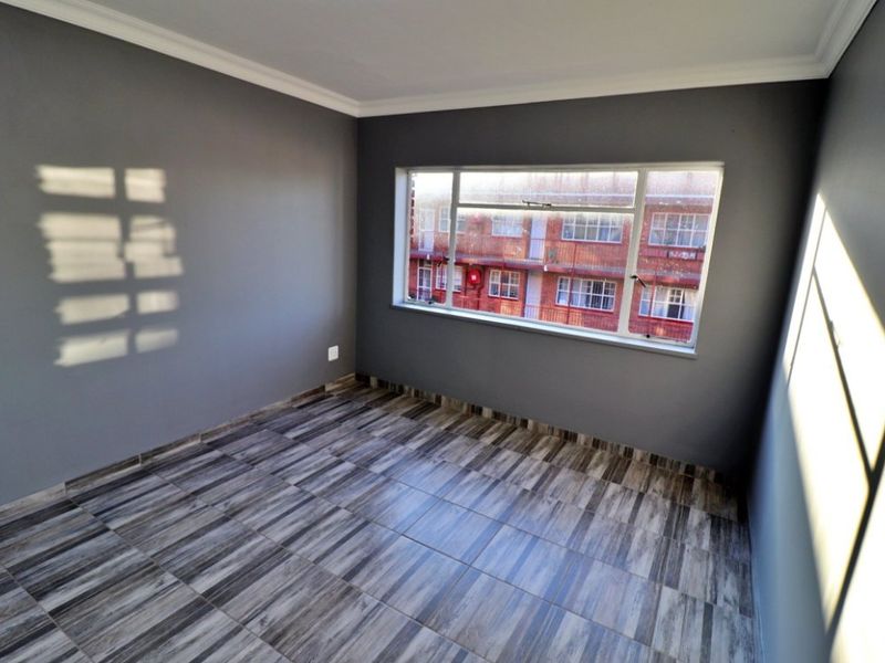 Modern 2-Bedroom Flat in Secure Complex - Photo 4