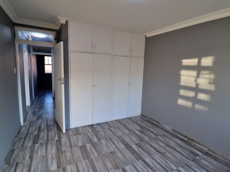 Modern 2-Bedroom Flat in Secure Complex - Photo 8