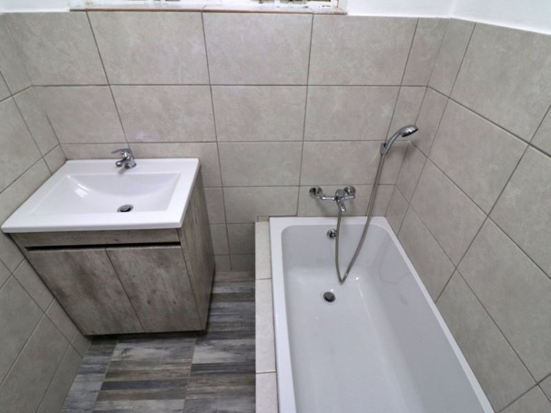 Modern 2-Bedroom Flat in Secure Complex - Photo 6