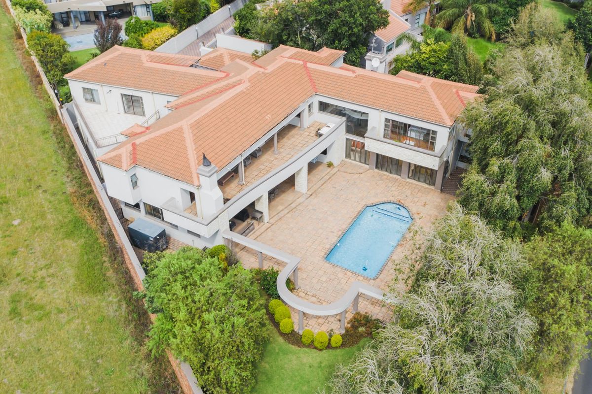 Spacious 5-Bedroom Family Home with Entertainment Areas - Photo 2