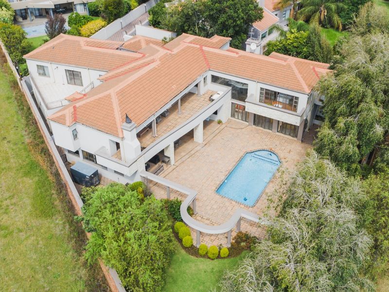 Spacious 5-Bedroom Family Home with Entertainment Areas - Photo 2