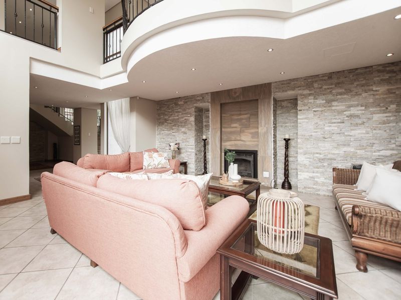 Spacious 5-Bedroom Family Home with Entertainment Areas - Photo 1