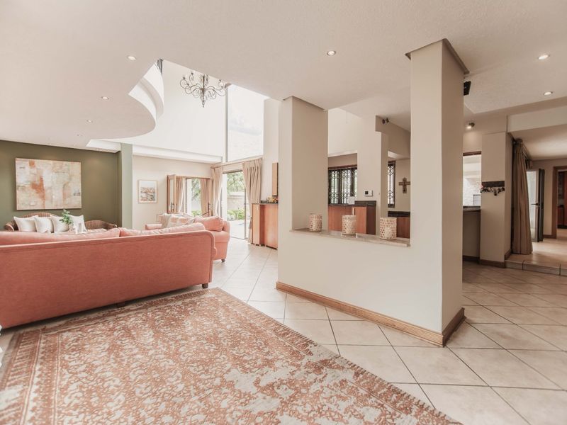 Spacious 5-Bedroom Family Home with Entertainment Areas - Photo 10